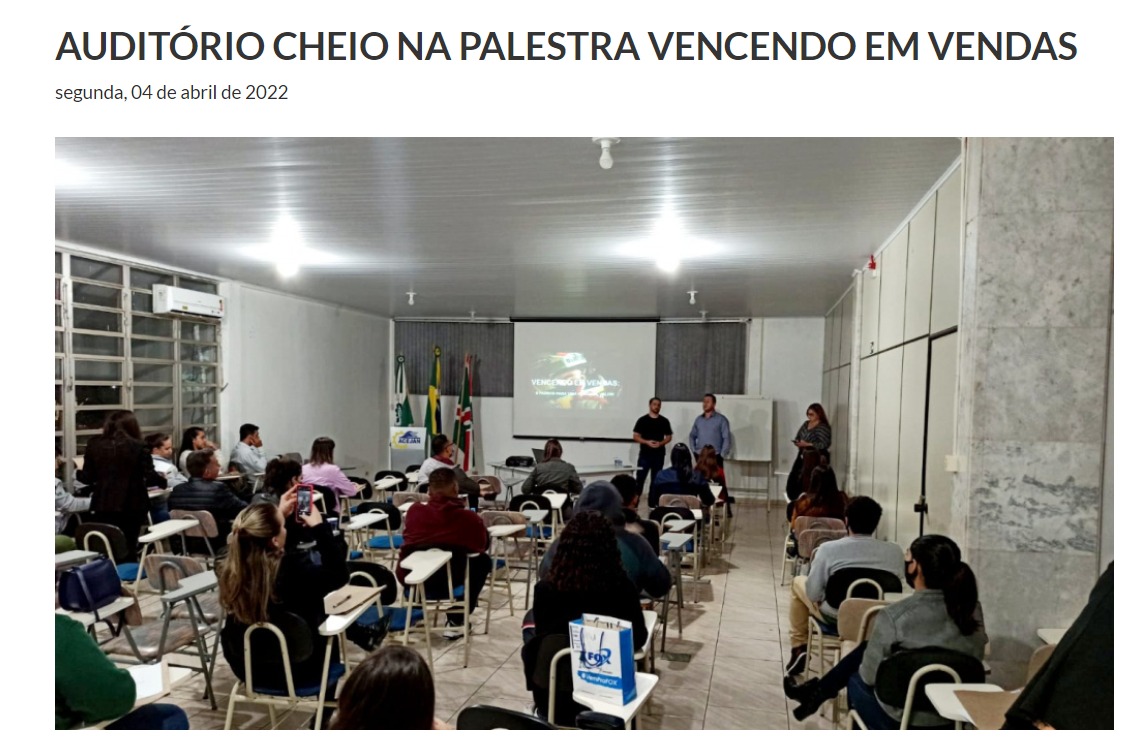 Hemerson Feltrim palestrando para uma plateia